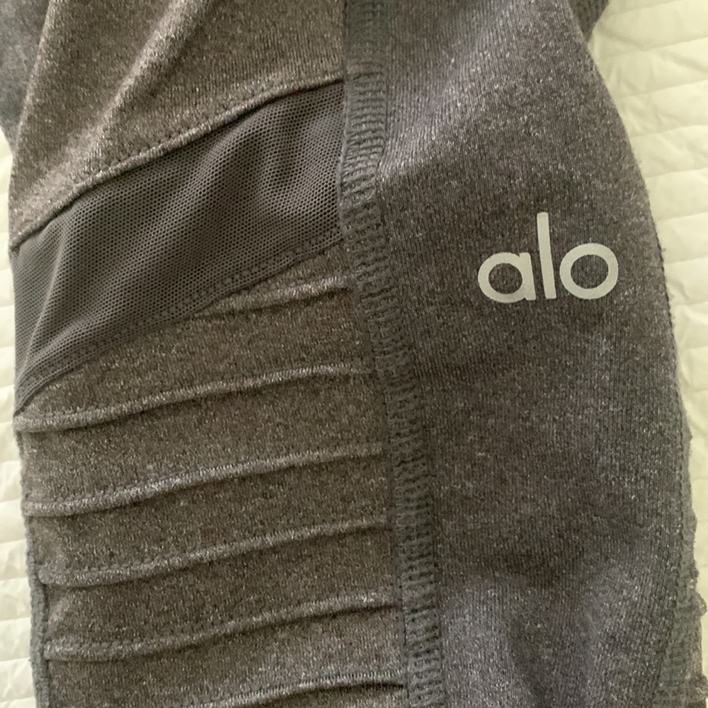 Alo yoga pants size medium - Picture 2 of 4